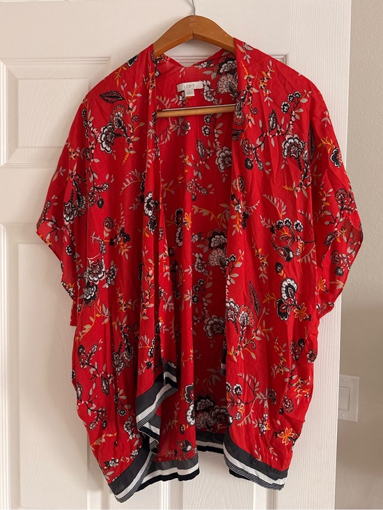 LOFT Tops - LOFT FLORAL KIMONO M/L